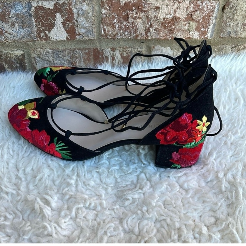 New 100% Exclusive Kenneth Cole Tessa Embroidered Lace Up Block Heel Pumps
Sz 11 - Picture 4 of 10